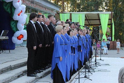 На ступенях ДК «Академия»,фото Ольги Правосудовой